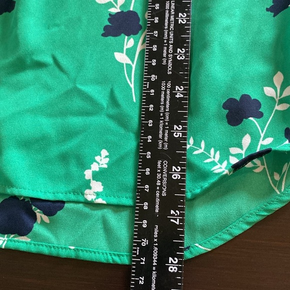 Ann Taylor Green Floral Blouse. Navy and white pattern. Size S. Collared, v-neck - Picture 11 of 12